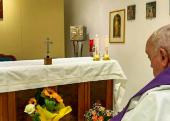 Após 10 dias internado por pneumonia dupla, o pontífice fará uma saudação aos fiéis antes de retornar à Casa Santa Marta, onde continuará tratamento com fisioterapia e suporte médico.