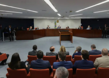 STF aceita denúncia e torna Bolsonaro réu por golpe de Estado e crimes contra a democracia. Entenda o caso, os crimes imputados e quem mais foi denunciado.