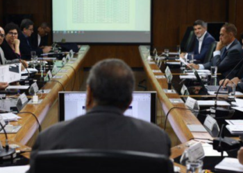 Decisão do CNPS aprovada por 14 votos considera alta da Selic; cartão consignado mantém taxa em 2,46%. Saiba como consultar as melhores opções no Meu INSS.