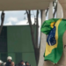 Débora Rodrigues, que pichou a estátua da Justiça, cumprirá pena em casa com tornozeleira eletrônica. Entenda o caso que pode resultar em 14 anos de prisão.