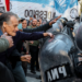 Torcedores de Boca, River, Independiente e outros clubes marcham ao Congresso após repressão policial; governo ameaça "medidas especiais".