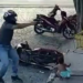 Cena chocante mostra menina brincando na calçada durante ataque a tiros; pai da criança foi baleado três vezes na perna, mas já recebeu alta hospitalar.