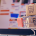 O prazer imediato de uma compra online pode aliviar emoções momentaneamente, mas será que resolve o problema?