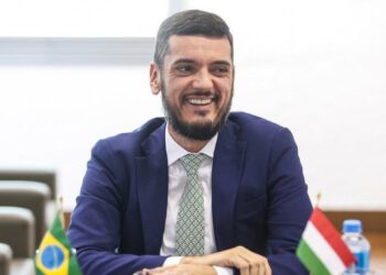 Governador interino do RJ inicia gestão com decreto de luto oficial pelo Papa Francisco
