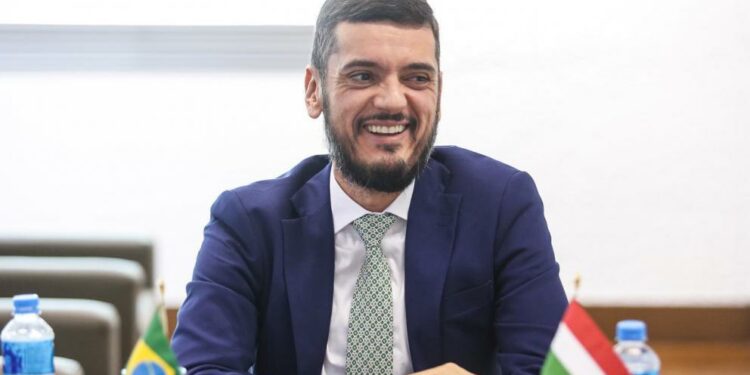 Governador interino do RJ inicia gestão com decreto de luto oficial pelo Papa Francisco