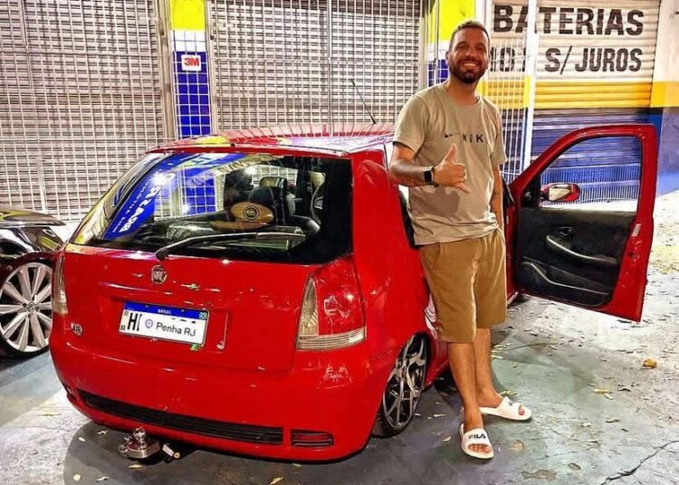 Rafael Oliveira, de 30 anos, atravessava a Rua Tenente Luiz Meirelles rumo ao seu carro quando foi atingido. O motociclista, de 18 anos, também ficou ferido.
