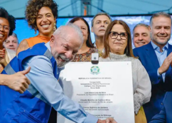 O presidente Luiz Inácio Lula da Silva inaugurou nesta segunda-feira (14) o novo campus da Universidade Federal Fluminense (UFF) em Campos dos Goytacazes, concluindo um projeto iniciado em 2009 que ficou paralisado por mais de uma década.
