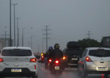 Governo do RJ anuncia medidas preventivas contra temporais no fim de semana. Defesa Civil monitora riscos e emite alertas. Saiba como se proteger!