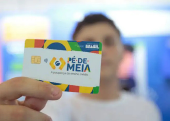 Beneficiários do ensino médio público podem retirar o incentivo-matrícula diretamente na conta da Caixa. Confira o calendário completo e quem tem direito.