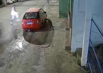 Homem é atropelado e morto por motociclista em Teresópolis (RJ) enquanto saía do trabalho. O acidente ocorreu na madrugada deste sábado (26) e foi flagrado por câmeras de segurança.