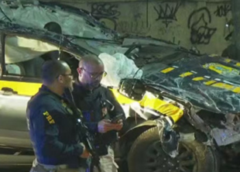 Três agentes da PRF morreram em um acidente durante perseguição a motociclistas na Avenida Brasil, no Rio. Viatura colidiu com carro de passeio; um policial sobreviveu.