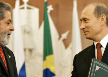 Presidente russo confirma diálogo com Lula e destaca planos de ampliar relações internacionais. Visita de Lula à Rússia está prevista para maio.