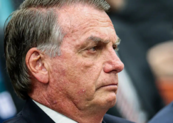 Jair Bolsonaro está clinicamente estável após cirurgia abdominal de 12 horas. Ex-presidente segue na UTI e recebe suporte clínico no Hospital DF Star.