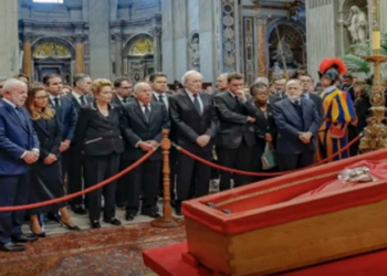 Multidão de mais de 200 mil pessoas se reúne no Vaticano para a Missa de Exéquias do Papa Francisco. Cerimônia destaca o legado de fé e união do pontífice.