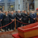 Multidão de mais de 200 mil pessoas se reúne no Vaticano para a Missa de Exéquias do Papa Francisco. Cerimônia destaca o legado de fé e união do pontífice.
