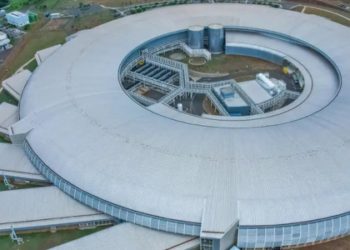 Pesquisadores do Sirius e da Petrobras criam estação experimental inovadora para estudar rochas do pré-sal. Nova tecnologia reduz tempo de análise e promete transformar a exploração de petróleo. Saiba mais!