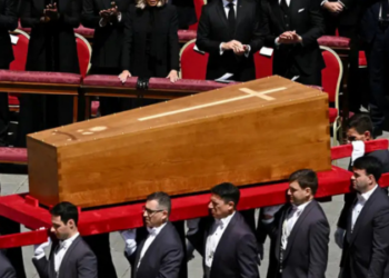 O corpo do papa Francisco foi sepultado na Basílica de Santa Maria Maior, em Roma, neste sábado (26), após a missa de Exéquias. Cerca de 150 mil fiéis acompanharam a cerimônia de despedida.