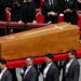 O corpo do papa Francisco foi sepultado na Basílica de Santa Maria Maior, em Roma, neste sábado (26), após a missa de Exéquias. Cerca de 150 mil fiéis acompanharam a cerimônia de despedida.
