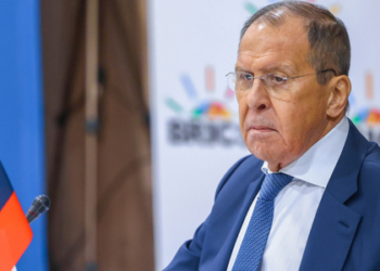 Sergey Lavrov desembarca no Rio de Janeiro para a reunião do BRICS. Encontros discutem cooperação econômica, fortalecimento do bloco e uso de moedas nacionais no comércio.