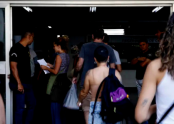 O Concurso Público Nacional Unificado 2025 oferecerá 3.352 vagas em 35 órgãos federais. Provas serão realizadas em duas fases, e o edital sairá em julho.
