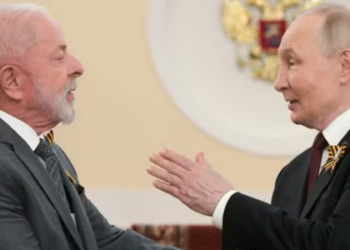 O presidente Luiz Inácio Lula da Silva afirmou nesta quarta-feira (13) que fará contato direto com o líder russo, Vladimir Putin, para encorajá-lo a participar de uma negociação de paz com o presidente ucraniano, Volodymyr Zelensky. A declaração foi dada em entrevista coletiva em Pequim, durante visita oficial à China.