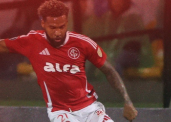 Sem Enner Valencia, lesionado, Internacional pode apostar em jovens atacantes da base para enfrentar o Botafogo no Brasileirão. Saiba os detalhes.
