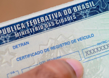 Detran-RJ deverá oferecer a opção de entrega domiciliar de documentos como CNH e RG, conforme nova lei sancionada por Cláudio Castro. Medida garante mais comodidade aos usuários.