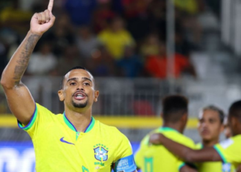 O Brasil venceu a Espanha por 6 a 0 e avançou às semifinais da Copa do Mundo de Futebol de Areia. O próximo adversário será Portugal, no sábado, em busca do sétimo título mundial.