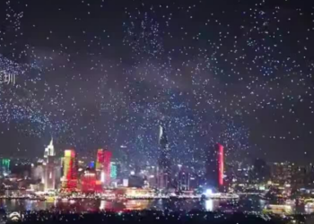 Drones chineses iluminam céu noturno em comemoração dos 50 anos da reunificação do Vietnã Espetáculo visual impressiona milhares de pessoas em Hanói e reforça laços diplomáticos entre China e Vietnã