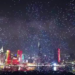 Drones chineses iluminam céu noturno em comemoração dos 50 anos da reunificação do Vietnã Espetáculo visual impressiona milhares de pessoas em Hanói e reforça laços diplomáticos entre China e Vietnã