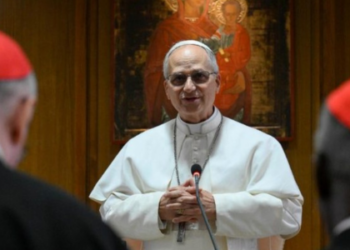 Em sua primeira reunião com todos os cardeais, Papa Leão XIV enaltece o legado de Francisco e propõe renovação no compromisso com as reformas da Igreja iniciadas nos anos 1960.