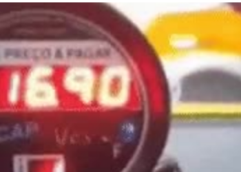vídeo mostra taxímetro disparando valor da corrida mesmo com veículo parado; prefeitura já identificou o motorista e bloqueou seus documentos