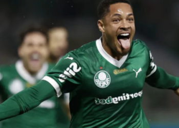 Com gol de Vitor Roque nos acréscimos, Palmeiras vence São Paulo por 1 a 0 e mantém liderança do Brasileirão. Atlético-MG supera Fluminense em jogo eletrizante. Veja os resultados da rodada.