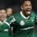 Com gol de Vitor Roque nos acréscimos, Palmeiras vence São Paulo por 1 a 0 e mantém liderança do Brasileirão. Atlético-MG supera Fluminense em jogo eletrizante. Veja os resultados da rodada.