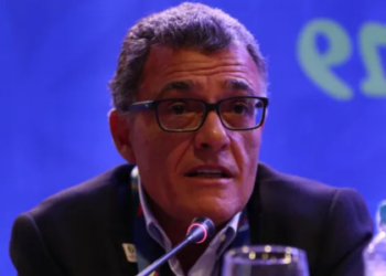 Após afastamento de Ednaldo Rodrigues, CBF convoca eleição para 25 de maio. Reinaldo Carneiro Bastos confirma candidatura. Federações e clubes reagem à data e formato do pleito.