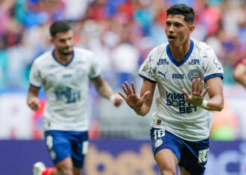 Rodada de clássicos agitou o domingo (18) no Campeonato Brasileiro; Vasco vence na estreia de Diniz, Grêmio entra no Z4, e Fluminense tropeça na Serra Gaúcha.