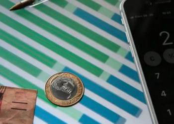 Atividade econômica brasileira cresce 1,3% no 1º trimestre de 2025, segundo Banco Central. Selic continua em 14,75% com inflação acumulada de 5,53% em 12 meses.