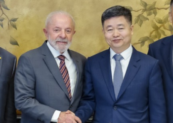 Em Pequim, Lula celebra redução de tarifas entre China e EUA, critica medidas unilaterais, defende papel da OMC e chama atenção para regulação das redes sociais. Visita fortalece aliança com Xi Jinping.