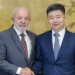 Em Pequim, Lula celebra redução de tarifas entre China e EUA, critica medidas unilaterais, defende papel da OMC e chama atenção para regulação das redes sociais. Visita fortalece aliança com Xi Jinping.