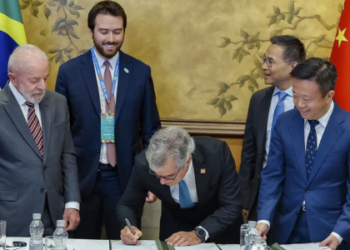 Brasil garante R$ 27 bilhões em investimentos da China durante visita de Lula. Setores como energia, delivery e tecnologia estão entre os beneficiados.