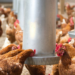China suspende compra de frango do Brasil por 60 dias após caso de gripe aviária em granja no RS. Governo investiga novos focos da doença.