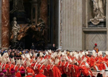 Com missa solene presidida pelo cardeal Re, o Vaticano dá início ao Conclave. Fiéis e cardeais se unem em oração pela escolha do novo Papa na Capela Sistina.