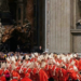 Com missa solene presidida pelo cardeal Re, o Vaticano dá início ao Conclave. Fiéis e cardeais se unem em oração pela escolha do novo Papa na Capela Sistina.