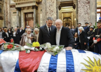 Lula participa do velório de Pepe Mujica em Montevidéu ao lado de líderes internacionais. Ex-presidente do Uruguai morreu aos 89 anos, vítima de câncer no esôfago.