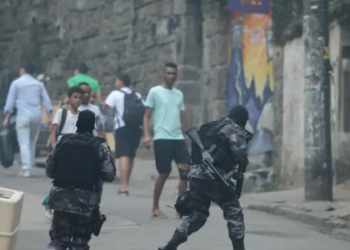 Mais de 800 mil crianças e adolescentes estudam em áreas dominadas por facções e milícias. Relatório do Unicef e parceiros revela efeitos alarmantes da violência nas escolas.