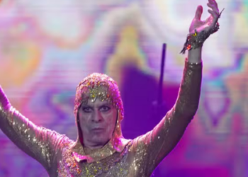 A Imperatriz Leopoldinense anunciou Ney Matogrosso como enredo do carnaval 2026. O desfile será assinado por Leandro Vieira e celebrará a originalidade do artista na cultura nacional.