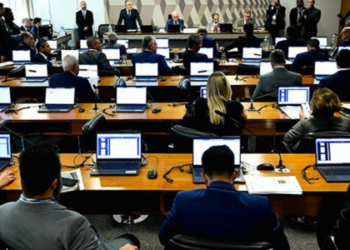 A CCJ do Senado aprova PEC que acaba com a reeleição, amplia mandatos para 5 anos e unifica as eleições a partir de 2034. Saiba os impactos políticos e econômicos.