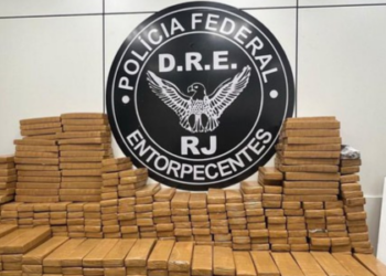 Polícia Federal apreende 500 kg de maconha em caminhão na Via Dutra, em Resende (RJ). Droga seria distribuída em comunidades do Rio. Caminhoneiro foi preso.
