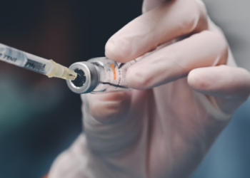 A vacinação contra a dengue é ampliada no Rio de Janeiro, passando de 73 para 92 municípios. Crianças e adolescentes de 10 a 14 anos podem se vacinar. Saiba como e onde se proteger.