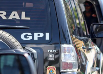 Polícia Federal desativa fábrica clandestina de cigarros em Vigário Geral, no Rio de Janeiro. Vinte e dois paraguaios foram resgatados e cinco homens presos. Estrutura pertencia a contraventor com ordem de prisão.